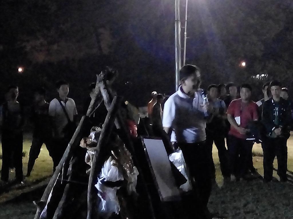 aarosta's tweet photo. Malam ini, sambutan penutupan acara #TSG2017.
"jangan lupa skripsi/tesis nya diprint menggunakan Paper One", Bapak Fahrizal Tampubolon.
👍 siap Pak https://t.co/lD1sb0YOdy