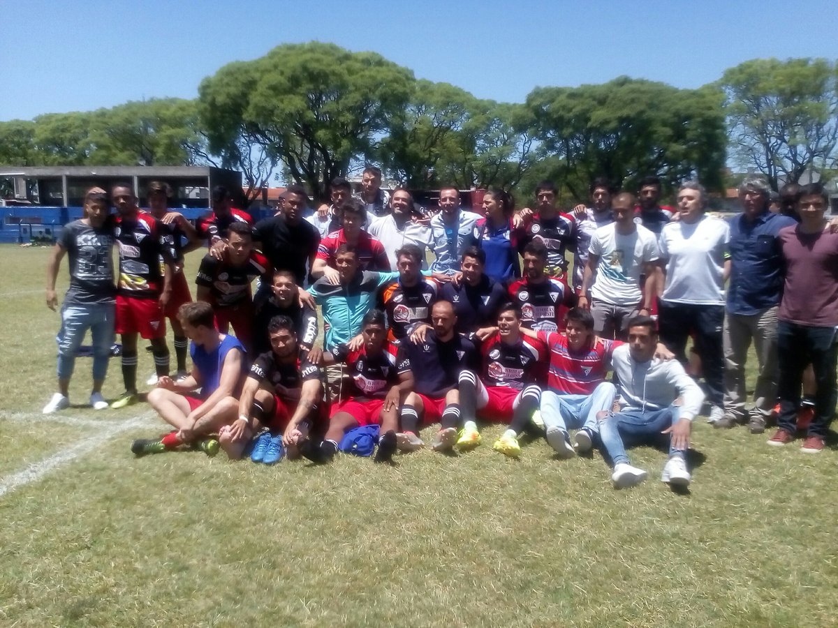 elascensouy's tweet photo. Huracán se despide con la cabeza en alto. Sin duda que ha hecho un impresionante clausura. Los futbolistas dejaron todo en cada partido. https://t.co/xIuV6SFAOs