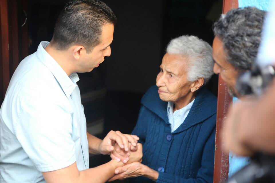 zconleonel's tweet photo. agradecida con @leoneljmatos  por visitar mi humilde hogar, sector que hasta ahora ningún alcalde se había atrevido a visitar con @NicolasMaduro y @JEHYSONGUZMAN en la alcaldia del municipio libertador gana el pueblo
@LeonelmEsAmor https://t.co/KVep2wewrP