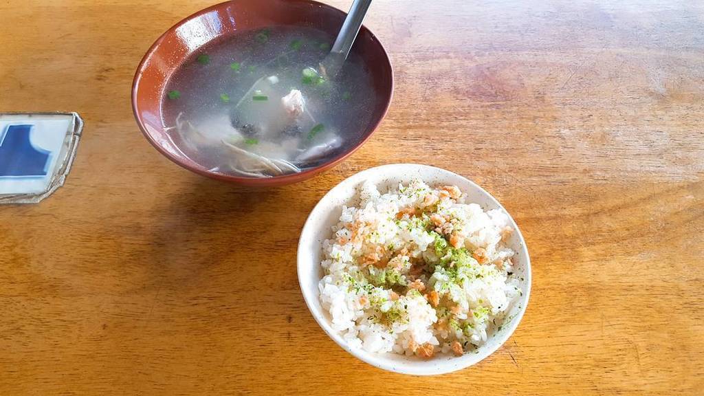 yhblairc's tweet photo. #每天都要好好吃飯
今日早餐：
鮭魚飯+薑絲魚湯=70元。 https://t.co/LnBJIVUIQG https://t.co/GMxaQ7QtFy
