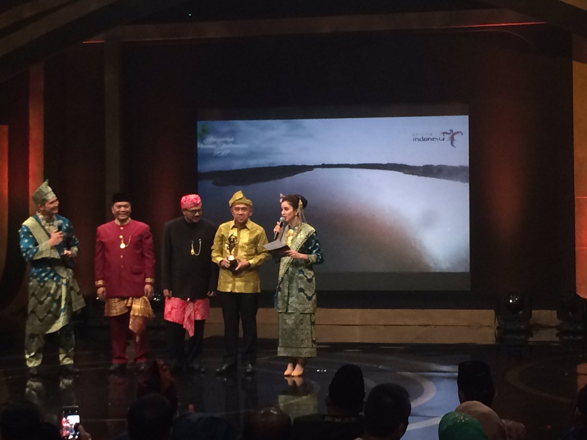 ladypinem's tweet photo. Provinsi Riau banyak memborong piala sebagai juara pertama dalam 15 kategori #APIawards2017 #AnugerahPesonaIndonesia #LiveAPI2017 https://t.co/UPvudOONs1
