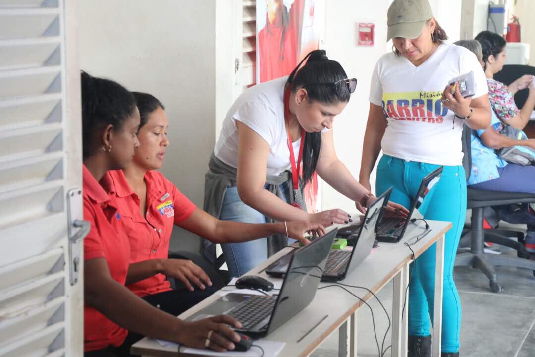LuisLopezPSUV's tweet photo. Activo el estado Vargas para entrega de 3.507 medicamentos a través del 0800SALUDYA en el CDI Camuri Chico, Macuto #PorSiempreFidel @NicolasMaduro https://t.co/jEGKo2H9be