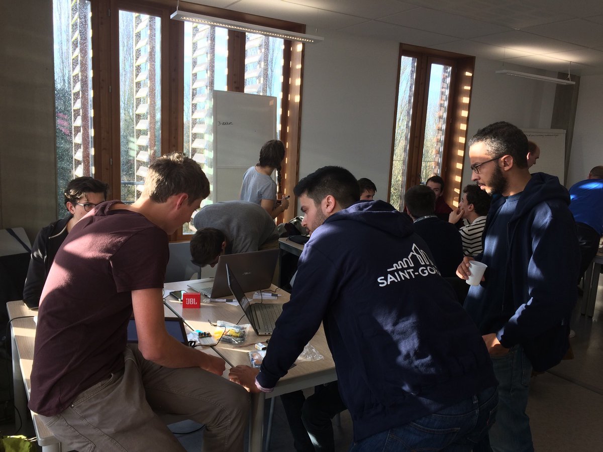 AxelleMail's tweet photo. Le #HackathonUTC suit son cours, ça phosphore dur! Nos experts @saintgobain sont là pour vous aider ☺️ https://t.co/jW976qrQqo