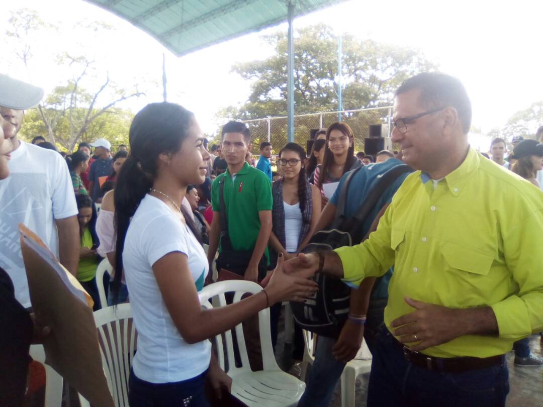 jcfernandezm's tweet photo. Los jóvenes están garantizando un futuro de independencia y dignidad. Teniendo el conocimiento como herramienta podrán volar alto 
#EnDefensaDeMaracaibo
#25Nov https://t.co/eqy3CY1X6a