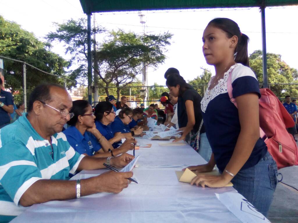 jcfernandezm's tweet photo. Los jóvenes están garantizando un futuro de independencia y dignidad. Teniendo el conocimiento como herramienta podrán volar alto 
#EnDefensaDeMaracaibo
#25Nov https://t.co/eqy3CY1X6a