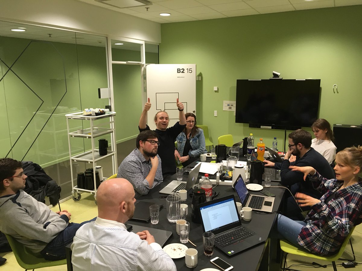 Profstuderende's tweet photo. Vi er stadig i gang.. Der snakkes om fremtiden. Formand @ammentorp er høj på sukker og @SR_ABSALON formand Anders er koncentreret, men ingen ved om hvad??#Studenterforumuc #uddpol #sfuc #uddannelse #dannelse #phudd #phoveralt https://t.co/NZfB4XFOnr