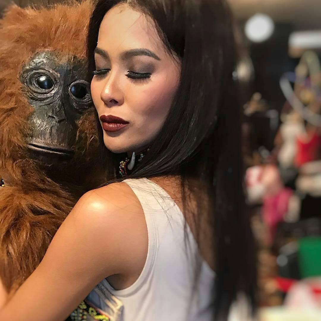 delistavia's tweet photo. The pride of our country #MissUniverse #Indonesia https://t.co/Yyz8or6bbh