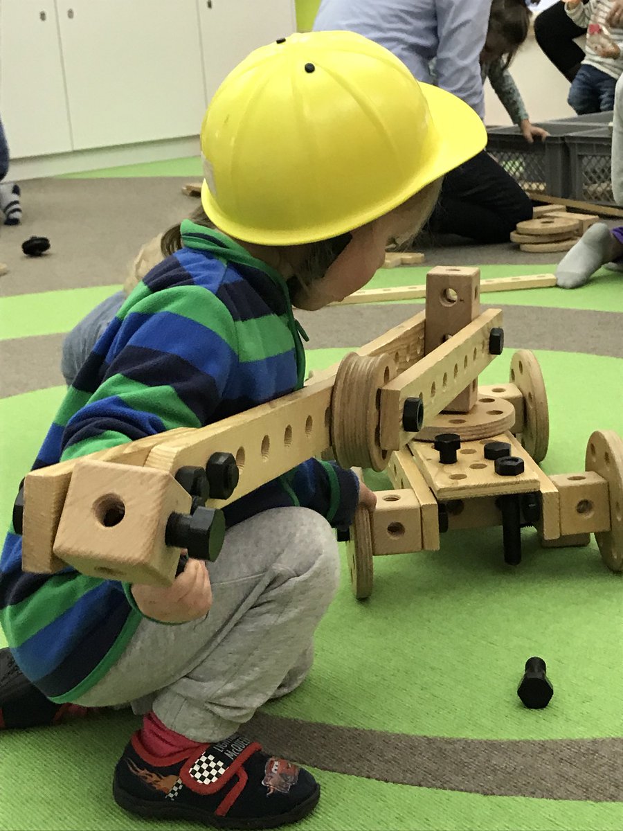 andi_lehmann's tweet photo. Ein Tag mit Merlin im Salzburger Spielzeug-Museum – basteln, ausprobieren, stauen! #MerlinsWelt #Salzburg #Spielzeugmuseum #bloggerbrunch #k3bloggerei https://t.co/zdQ7E36YQ1