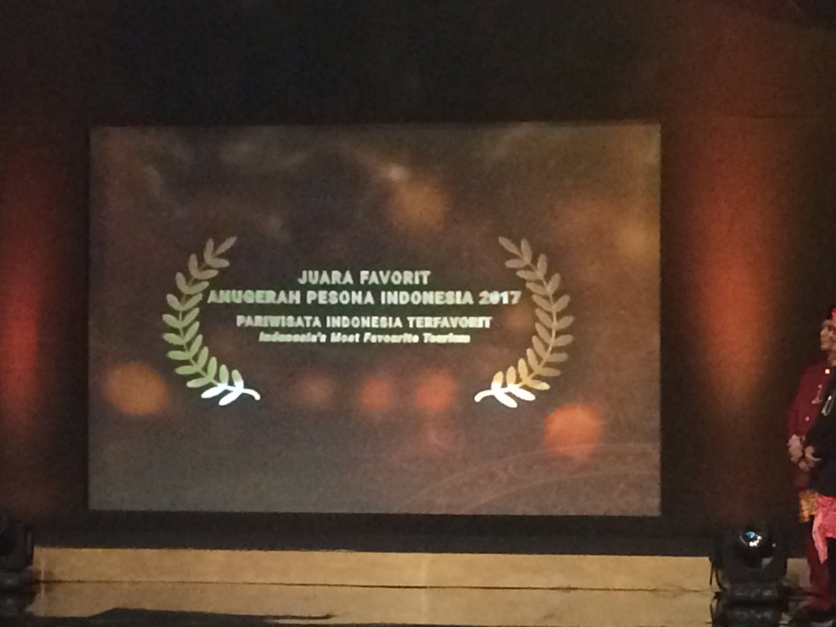ladypinem's tweet photo. Tidak hanya menyabet banyak juara di 15 kategori, Provinsi Riau juga menyabet juara Pariwisata Terfavorit 2017 #APIawards2017 #AnugerahPesonaIndonesia #LiveAPI2017 https://t.co/12tRmUdRBw