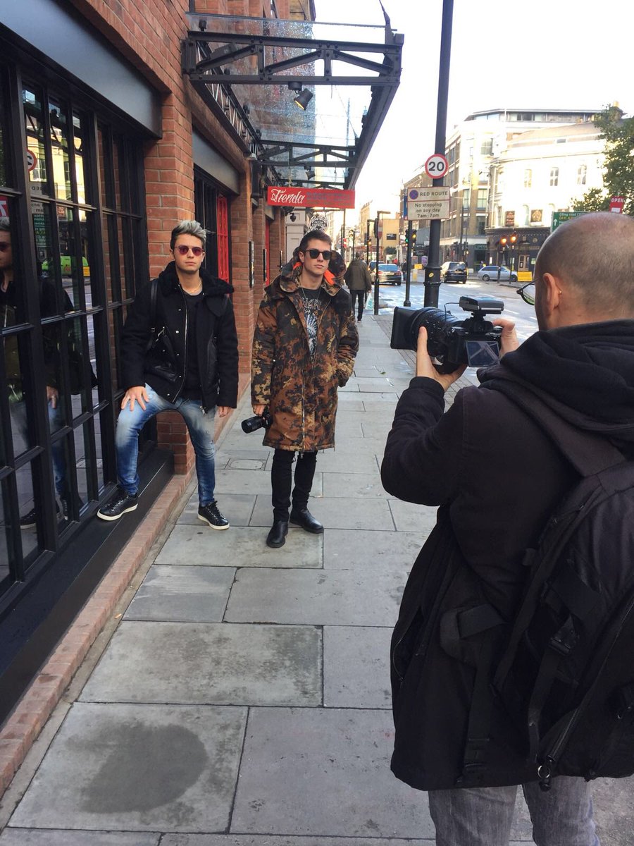 mtvitalia's tweet image. Ricordi quando @BenjieFede sono andati a Londra per gli #MTVEMA? Tra pochissimo ti sveliamo cosa hanno combinato: appuntamento alle 16.30 su MTV (Sky 133) e in streaming su @NOWTV_It