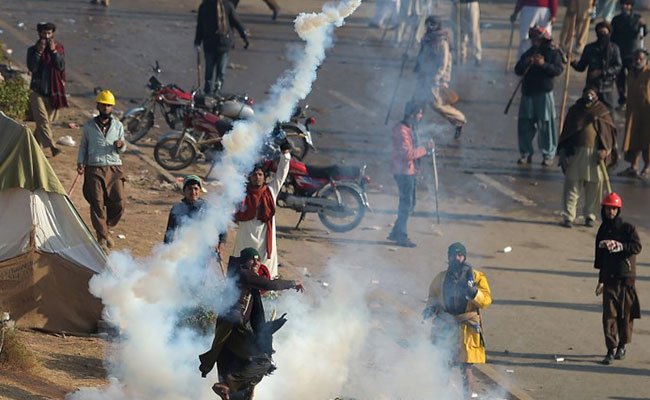 news24tvchannel's tweet photo. 1 killed, 200 injured in Pakistan clashes; media blacked out #Pakistanclashes https://t.co/J0TYre98v4 https://t.co/xvfLoqqxe0