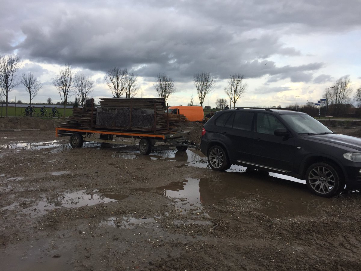 Mooie (zaterdag)dag, 180m funderingsbalk ontkisten en opruimen, met oa: directeur, 2x projectleider en onze bedrijfsjurist #nietomdathetmoetmaaromdathetkan 😀