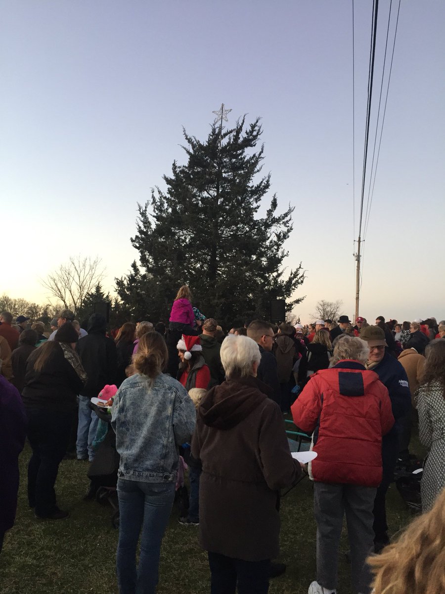 Great gathering for the lighting of the #MiddletownVA Christmas Tree