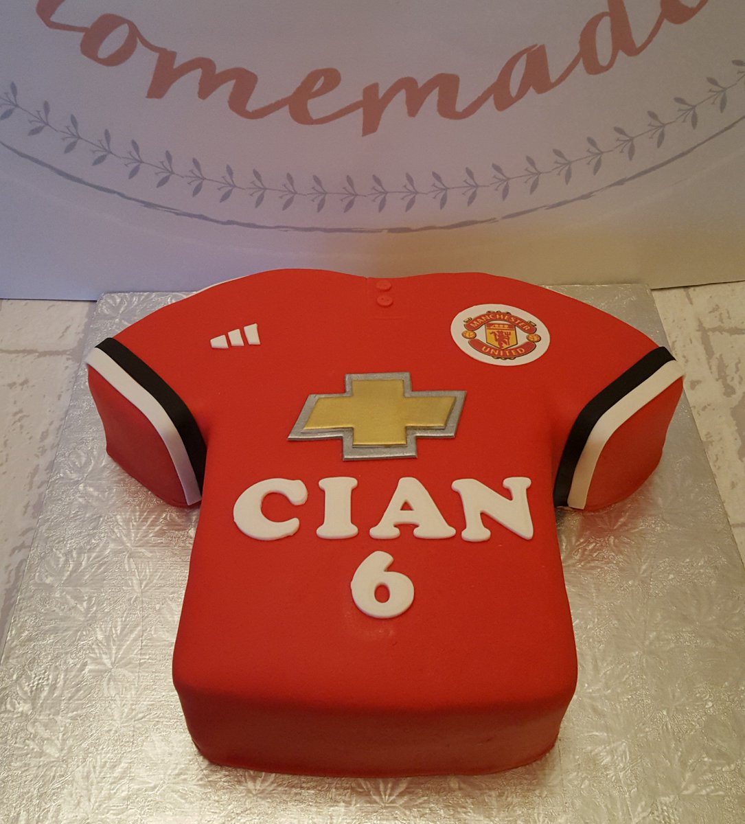 Flossiescakes's tweet photo. Man Utd Cake for a very special little boy's birthday yesterday x https://t.co/qSlyaFnPL0
