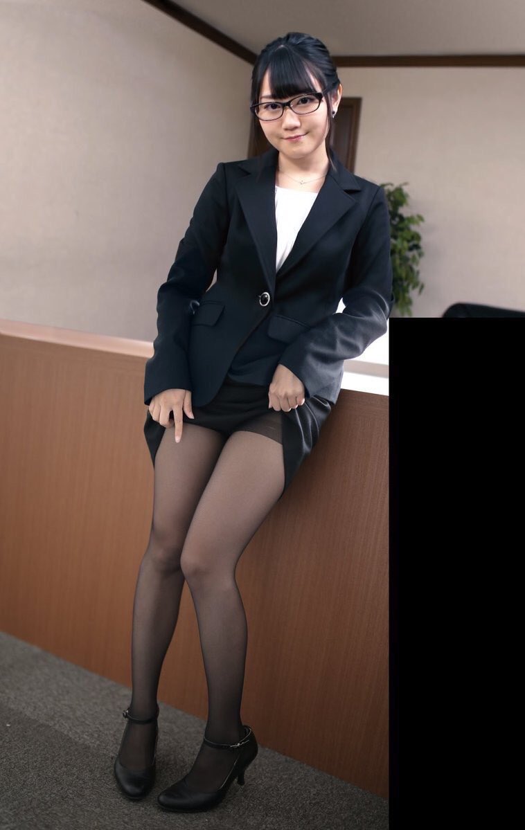 よつぎ 左は小倉唯さんのケンタッキーのweb動画のもの 右はスーツのボタンが違うのでコラですね さすがに声優にさせるポージングじゃないしな よつぎ 左は小倉唯さんのケンタッキーのweb動画のもの 右はスーツのボタンが違うのでコラですね さすがに声優にさせるポージングじゃないしな