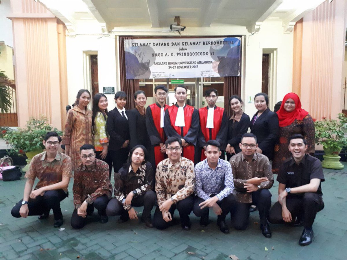 Sore tadi tim M3BL Binus tengah menyelesaikan sidang penyisihan piala A.G. Pringgodigdo VI yang di laksanakan di Universitas Airlangga, Surabaya.
Mari beri dukungan dan doa agar tim M3BL dapat menyimpan Piala A.G. Pringgodigdo VI di kantor jurusan! 
#SalamHimslaw