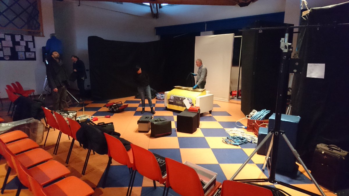 I_Comelianti's tweet photo. LaGazzaLadra sta allestendo la sala...💪E nonostante il clima🌨🌧 per stasera la compagnia offrirà a tutti una calda serata di divertimento con la commedia "Donne sull'orlo di una crisi di nervi"!😉🔥Vi aspettiamo! #Dosoledo SalaPolifunzionale 20.45 #autunnoateatro #veniteateatro https://t.co/ijFdOd5Tht