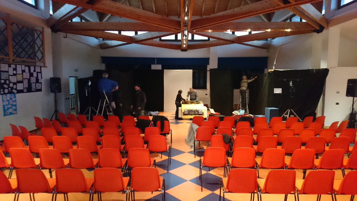 I_Comelianti's tweet photo. LaGazzaLadra sta allestendo la sala...💪E nonostante il clima🌨🌧 per stasera la compagnia offrirà a tutti una calda serata di divertimento con la commedia "Donne sull'orlo di una crisi di nervi"!😉🔥Vi aspettiamo! #Dosoledo SalaPolifunzionale 20.45 #autunnoateatro #veniteateatro https://t.co/ijFdOd5Tht