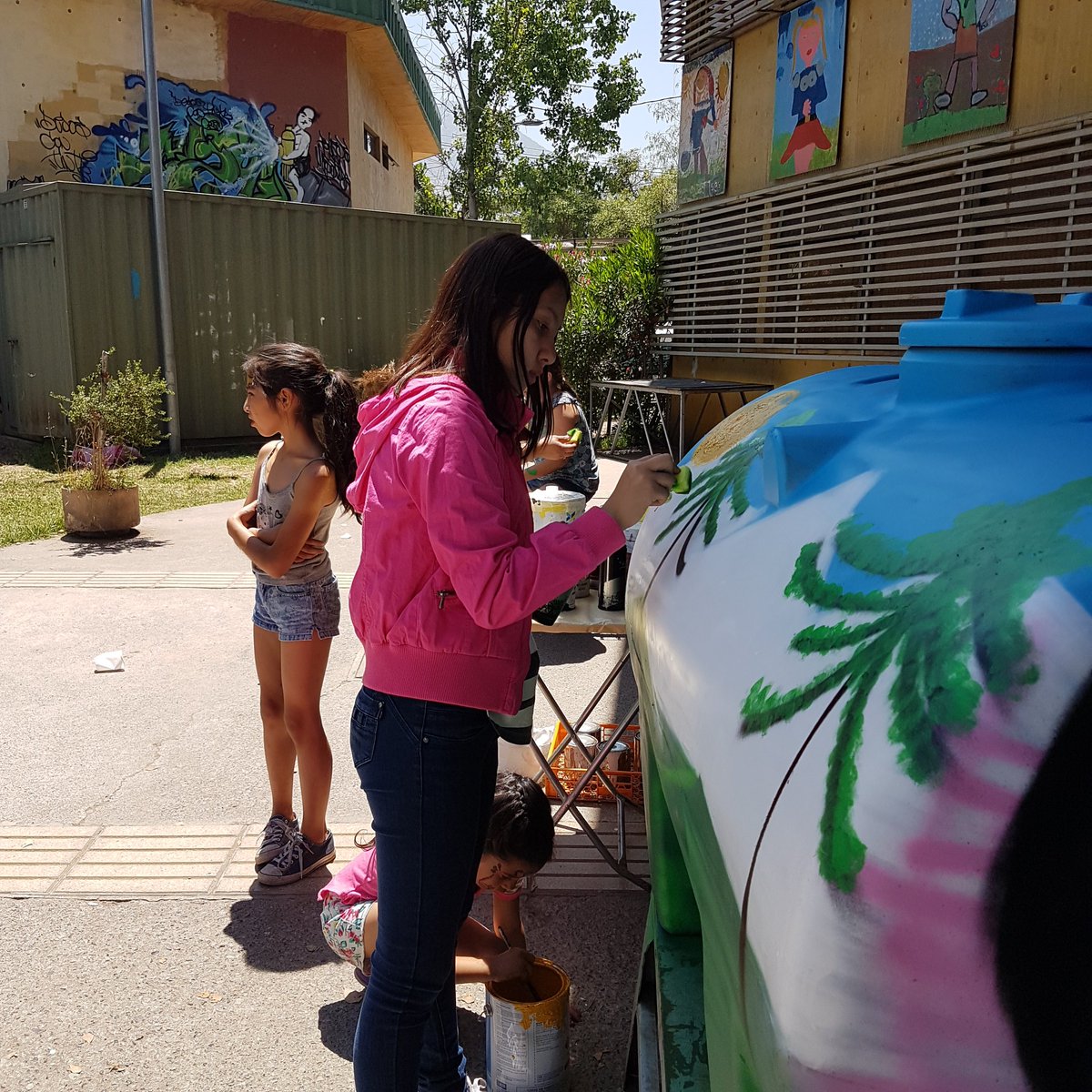 FunfasRecoleta's tweet photo. Hola a tod@s! hoy participando en la Angelatón, aniversario de la Pobl.Angela Davis, junto a C.Cult.Trepegne y Prog. Juntos Más Seguros. Estamos pintando juntos a los niñ@s un contenedor de agua @tererey3 @funfamilias @ndelpiano 😀💃🕺🤙 https://t.co/ywaNYAWqSg