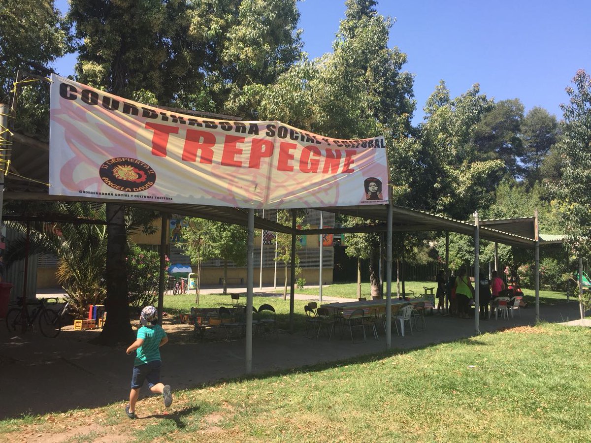 FunfasRecoleta's tweet photo. Hola a tod@s! hoy participando en la Angelatón, aniversario de la Pobl.Angela Davis, junto a C.Cult.Trepegne y Prog. Juntos Más Seguros. Estamos pintando juntos a los niñ@s un contenedor de agua @tererey3 @funfamilias @ndelpiano 😀💃🕺🤙 https://t.co/ywaNYAWqSg