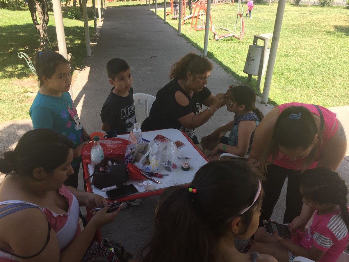 FunfasRecoleta's tweet photo. Hola a tod@s! hoy participando en la Angelatón, aniversario de la Pobl.Angela Davis, junto a C.Cult.Trepegne y Prog. Juntos Más Seguros. Estamos pintando juntos a los niñ@s un contenedor de agua @tererey3 @funfamilias @ndelpiano 😀💃🕺🤙 https://t.co/ywaNYAWqSg