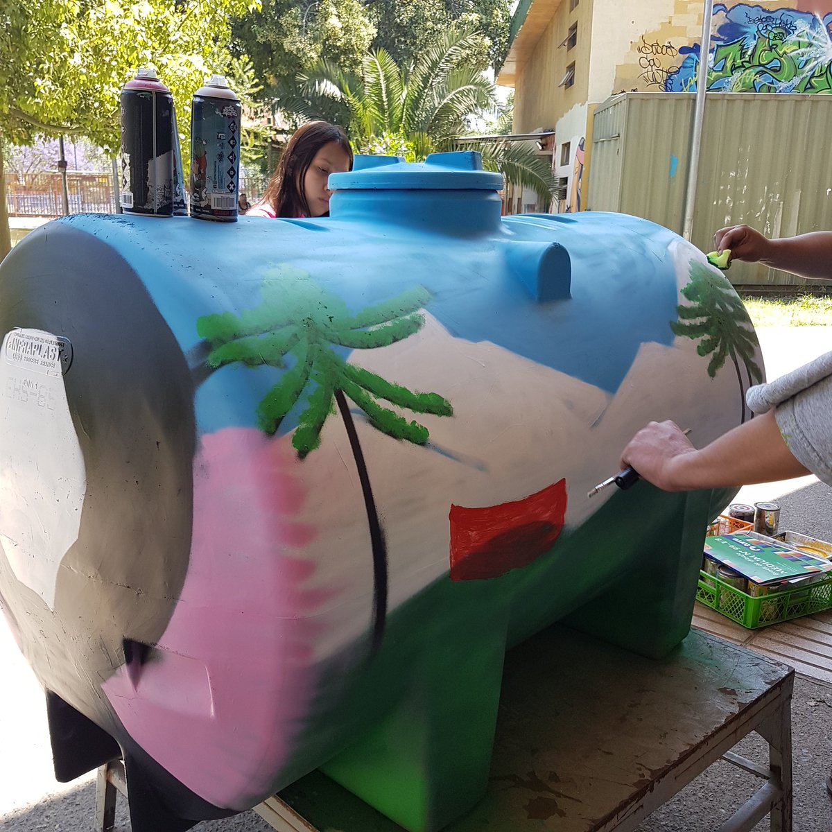 FunfasRecoleta's tweet photo. Hola a tod@s! hoy participando en la Angelatón, aniversario de la Pobl.Angela Davis, junto a C.Cult.Trepegne y Prog. Juntos Más Seguros. Estamos pintando juntos a los niñ@s un contenedor de agua @tererey3 @funfamilias @ndelpiano 😀💃🕺🤙 https://t.co/ywaNYAWqSg