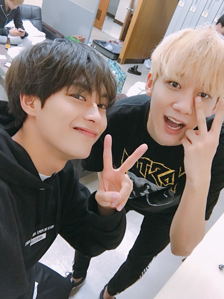 KNKOfficial220's tweet photo. [난오희준이아니다]😺😸 #크나큰 #지훈 https://t.co/GyJjsAMVxx