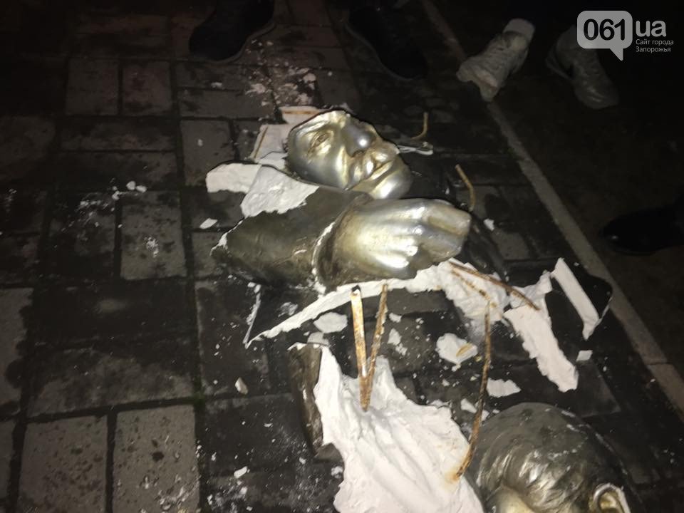 ligovs's tweet photo. Сегодня, 25 ноября, в Украине - День памяти жертв Голодомора.
Запорожцы СПАСИБО ВАМ за то что вы именно в этот скорбный день разбили памятник усатаго тирана , повинного в смертях миллионов украинцев. https://t.co/xU7ENUd8By