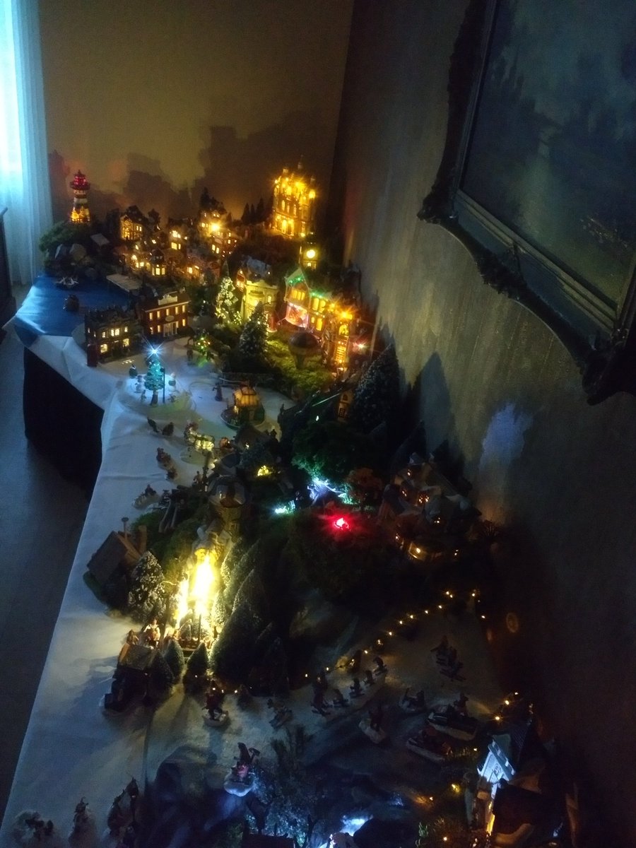 aliekapitein's tweet photo. Nog wat kleine aanpassingen en dan is hij klaar. Tafel is drie meter en eigenlijk nog net iets te klein π. #kerstdorpje https://t.co/qeSaqHoCbl