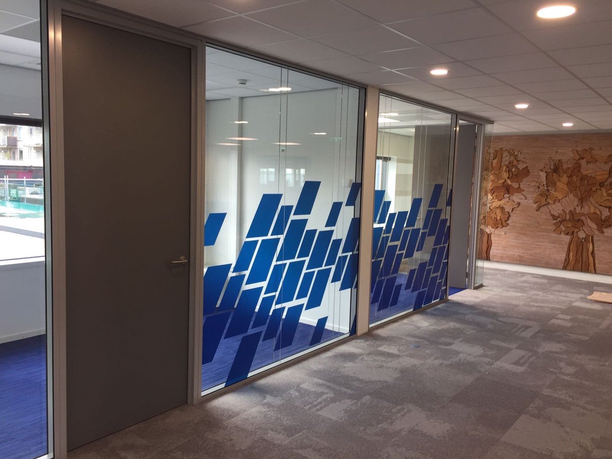 DVPD's tweet image. Gemeente Zoetermeer wordt steeds fraaier door de glas- en wandfolie's die we aan het plakken zijn. #privacyfolie #signing #glasfolie #wandfolie