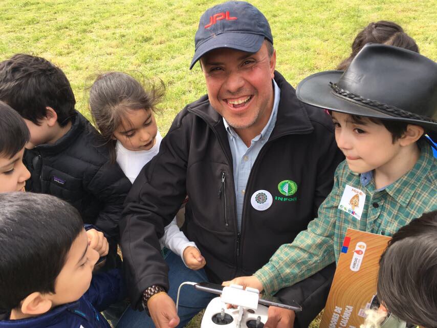 Con las nuevas generaciones <a href="/INFOR_Minagri/">Instituto Forestal</a> <a href="/frosselot/">Fernando Rosselot T.</a> <a href="/SindicatoINFOR/">Sindicato INFOR</a> <a href="/ClaudiaLopetegu/">Claudia Lopetegui</a>  <a href="/INFORlosrios/">INFOR Valdivia</a>