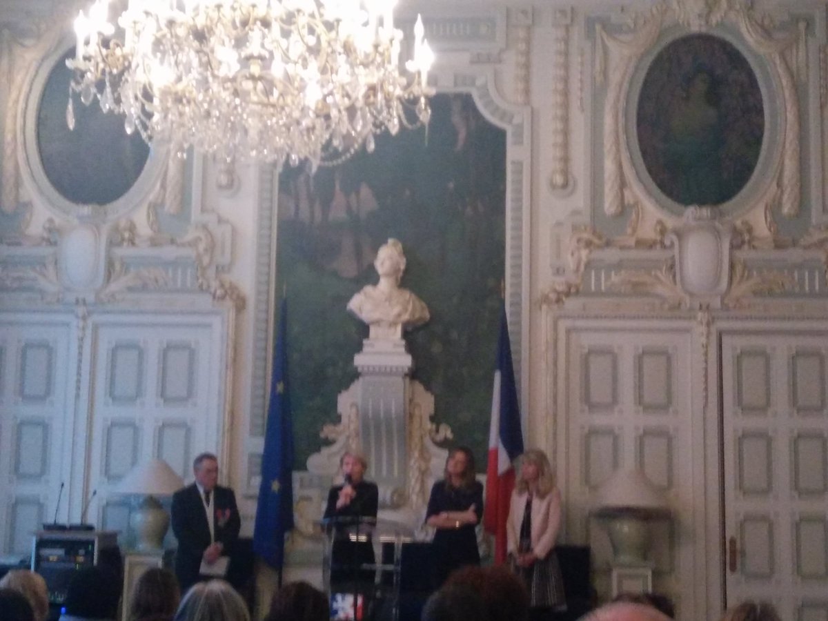 Cérémonie de Remise de l' insigne de Chevalier dans l’Ordre National du Mérite à <a href="/ClaireSaddy/">Saddy</a> , notre talentueuse fée qui a su fédérer les premières énergies donnant lieu par la suite à la création du collectif <a href="/4LDigital/">LDigital</a> , #devouement #merite#engagement #womenpower