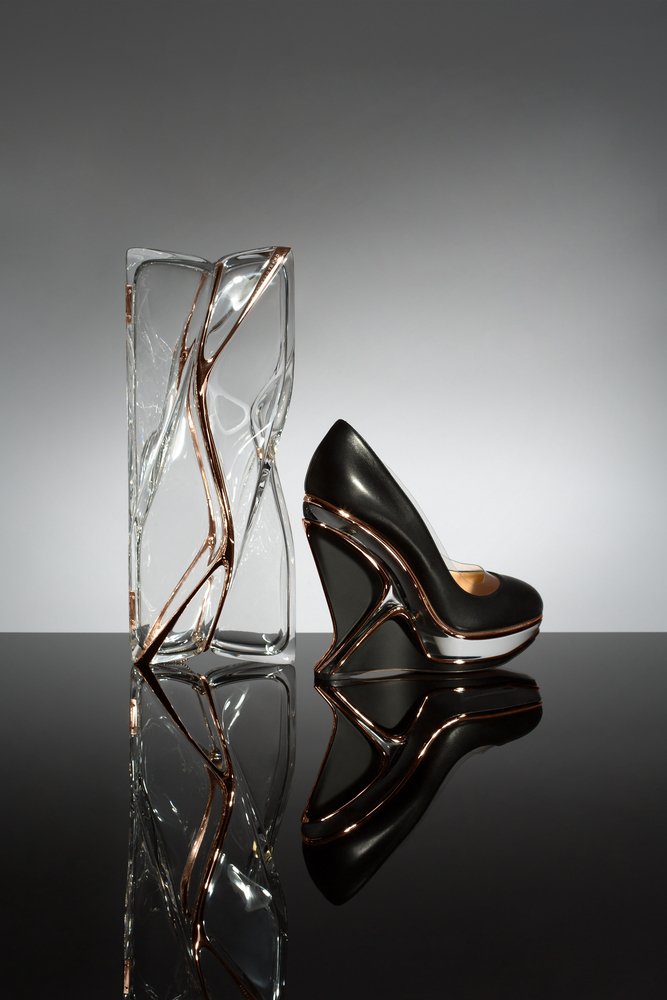 proyectoaescala's tweet photo. #Noticias | Hadid Design crea calzado y cartera de mano para Charlotte Olympia https://t.co/GqM3O7B7Zv https://t.co/RnvaoAbzAv