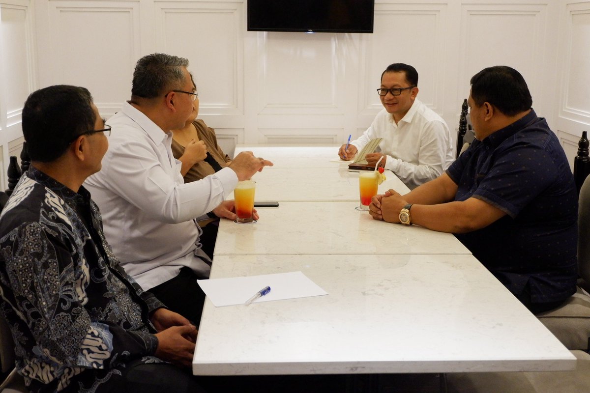 taufikmadjid71's tweet photo. Tatap muka Bpk Mendes @EkoSandjojo dgn Bbrpa Bupati serta Kadis PMD Se-Sumut u/ Prcptn Pemb Desa mlalui 4 Prog Prioritas.
Medan, 25/11/2017. https://t.co/yTDEHi6M0n