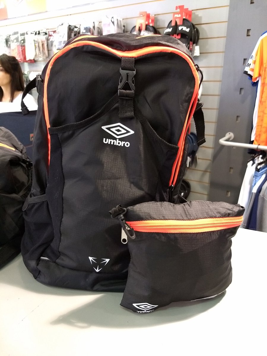 patgow's tweet photo. Esto es espectacular, bolso y mochila de @UmbroArgentina que se transforman en ese mini sobrecito, @MaycaGowland, nunca me avisaste de estas joyas. https://t.co/tN31dbuhjU