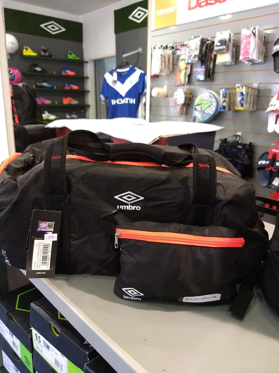 patgow's tweet photo. Esto es espectacular, bolso y mochila de @UmbroArgentina que se transforman en ese mini sobrecito, @MaycaGowland, nunca me avisaste de estas joyas. https://t.co/tN31dbuhjU