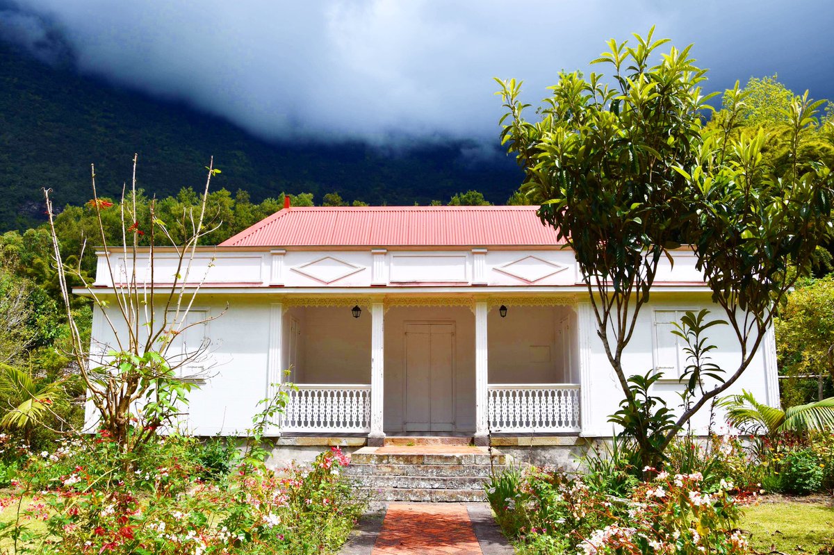CharlesBaudry's tweet photo. 🇷🇪🇫🇷A la découverte des magnifiques petites maisons créoles du village de Hell-Bourg à #LaRéunion.
#ReunionIsland #Team974 https://t.co/p083JV9yC5