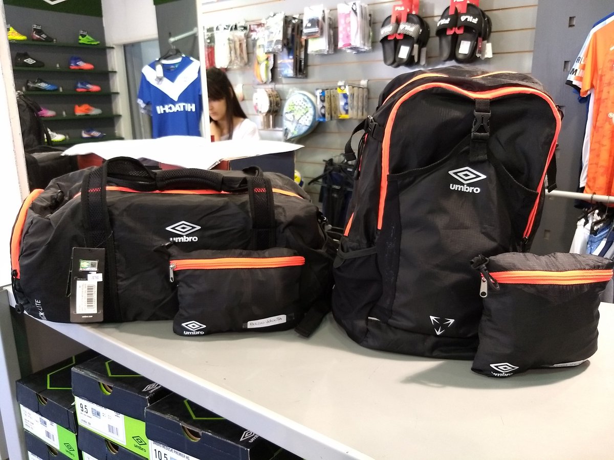 patgow's tweet photo. Esto es espectacular, bolso y mochila de @UmbroArgentina que se transforman en ese mini sobrecito, @MaycaGowland, nunca me avisaste de estas joyas. https://t.co/tN31dbuhjU