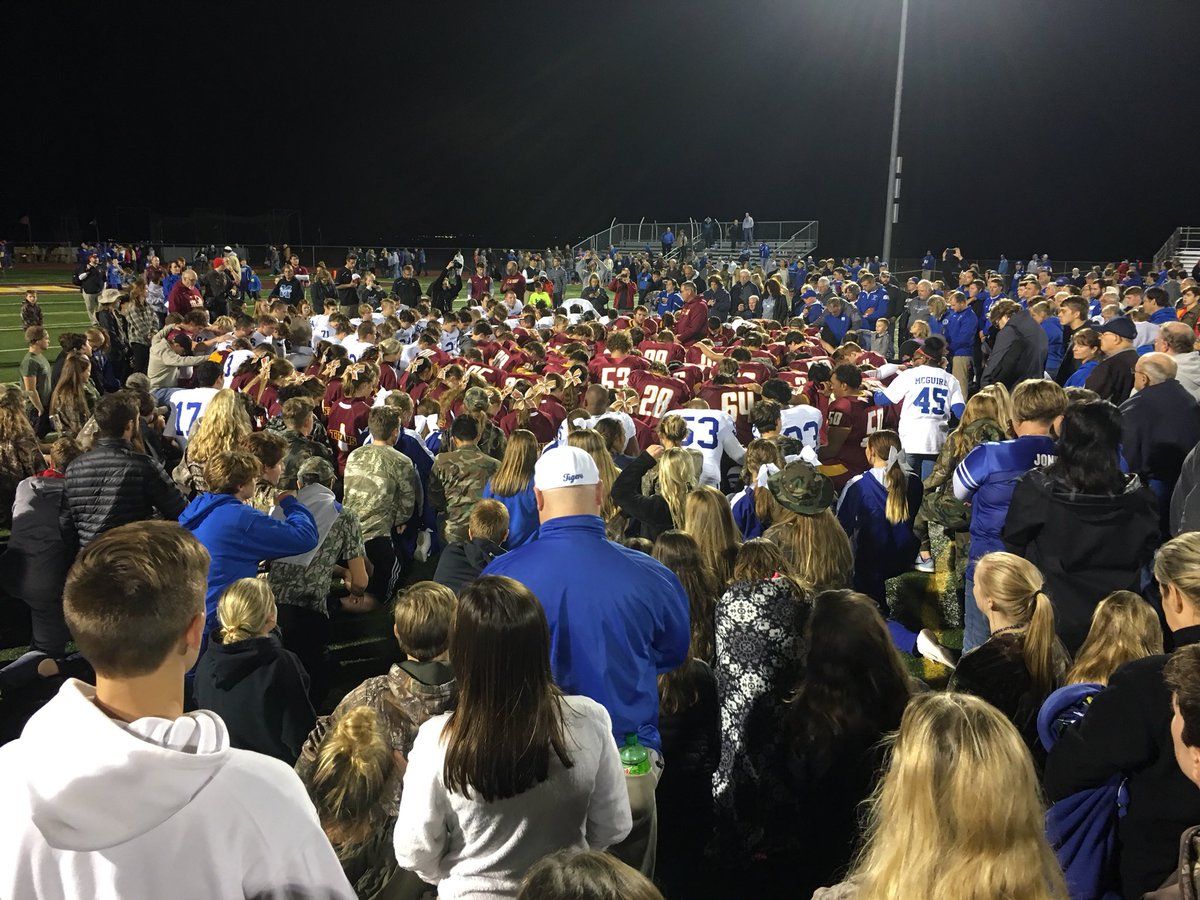 ronald_naas's tweet photo. After 3A  sec32 final @rmhsfootball vs @GSHSFootball. EvMemorial won. GS invited all to gather for a prayer. Proud of both programs @Ihsaa1 @MemAthletics #FaceOfSportsmanship #classinaction https://t.co/9hEBtYdTW2