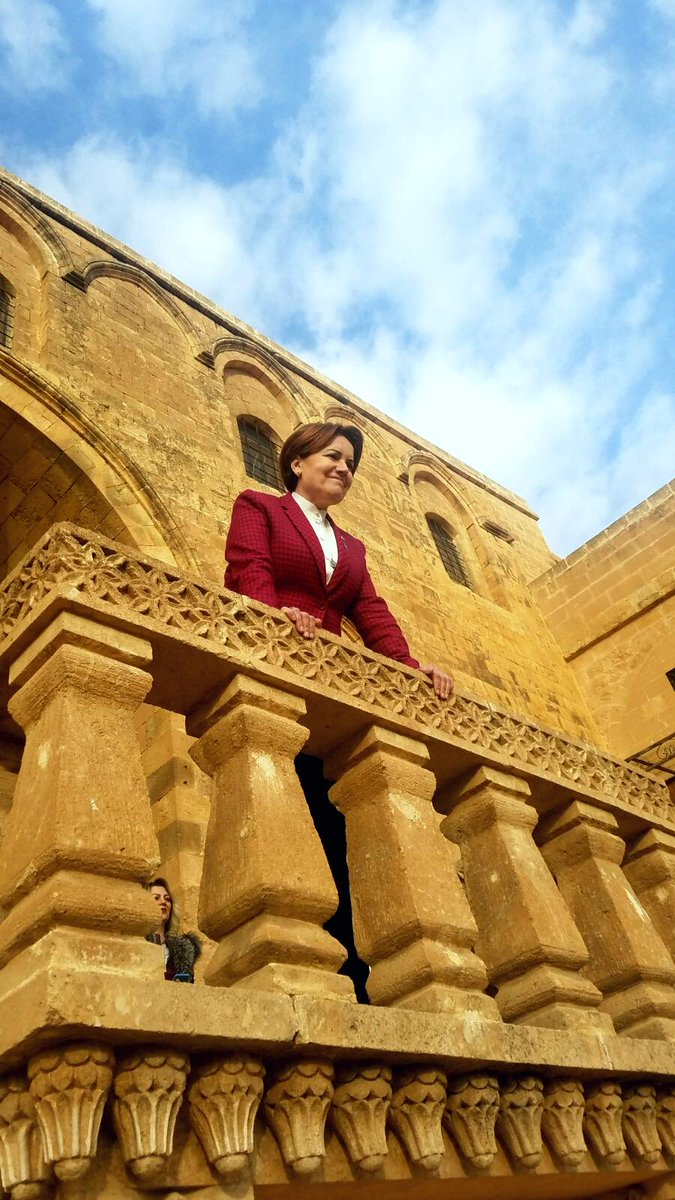 meral_aksener's tweet photo. Muhteşem mimarisi, camileri, kiliseleri, uçsuz bucaksız ovası, kozmopolit kültürü ve gözleri gülen insanlarıyla, taşın ve aşkın kadim şehri, gündüz seyranlık, gece gerdanlık #Mardin İYİ olacak.
#TürkiyeİYİolacak #iyiparti https://t.co/fy6lj1Nncv