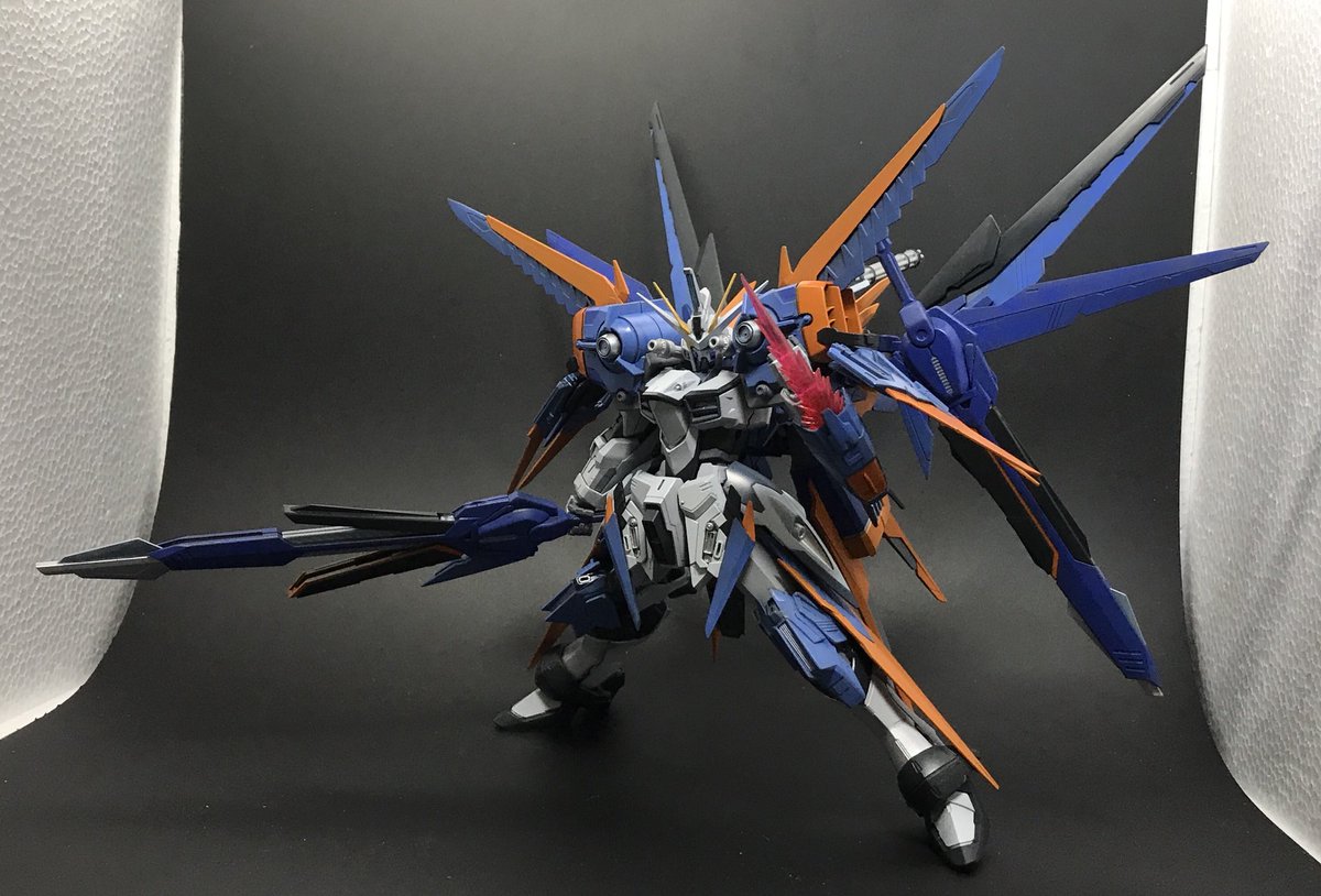 AkihalCS's tweet photo. そんな今回のオラザクのゲイルジャスティスさんですが、VSアストレイのヒィ君用の機体をイメージした結果にジャスティス+ゲイルに剣もマシマシな作品となったのですが、紙面写真だと剣無しの素体時でしたので改めてストライカー有りをアップですよ♪
#オラザク #ガンプラ
#VSASTRAY #アストレイ https://t.co/jVNSQOxubK