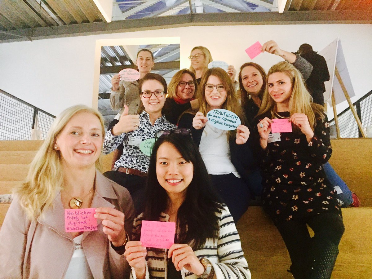 nicole_lontzek's tweet photo. Digitale Heldinnen wollen euch Mut machen! Werdet Digital! ❤️💪 Traut euch! #panda17 #weclosethegap #digital #innovation #femaleleadership https://t.co/BMAVnmHybU