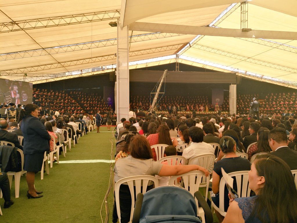 UPeUOficial's tweet photo. Dra. Maximina Contreras, en saludo a Clase de graduandos e invitados de la @iasdsudamerica  a la ceremonia #GraduaciónUPeU17 https://t.co/SQYO4YAjmO