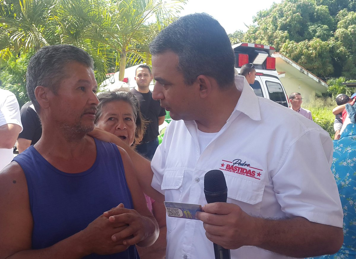 AlcaldePedroB1's tweet photo. Acompañamos al equipo de @csaludaragua en un operativo especial para entregar medicamentos gracias al sistema 0800SALUDYA ¡Espero que podamos seguir repitiendo este tipo de actividades para ustedes! https://t.co/1Ahy1ZoqpL