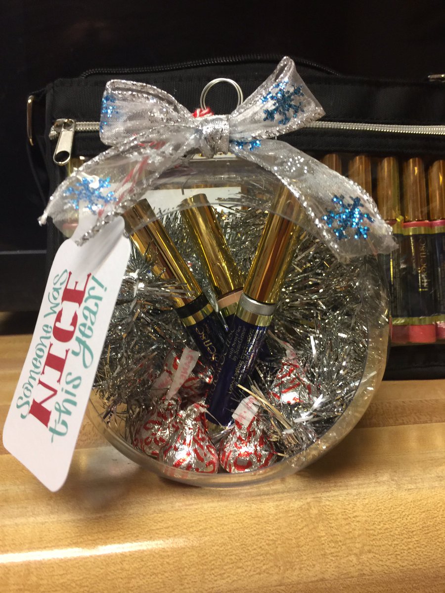 mfarley438772's tweet photo. A gift that's already ready to give!  I have very few of these. Choose from 1.  1 color, 1 gloss, 1 oops for $50 2. 3 Shadowsense colors for $60 or 3. Diamond collection (1 diamond color, 1 diamond gloss and 1 oops) $55. Discount + free ornament! #shopsmall #makeup #lips #deals https://t.co/mZiRPYC21L