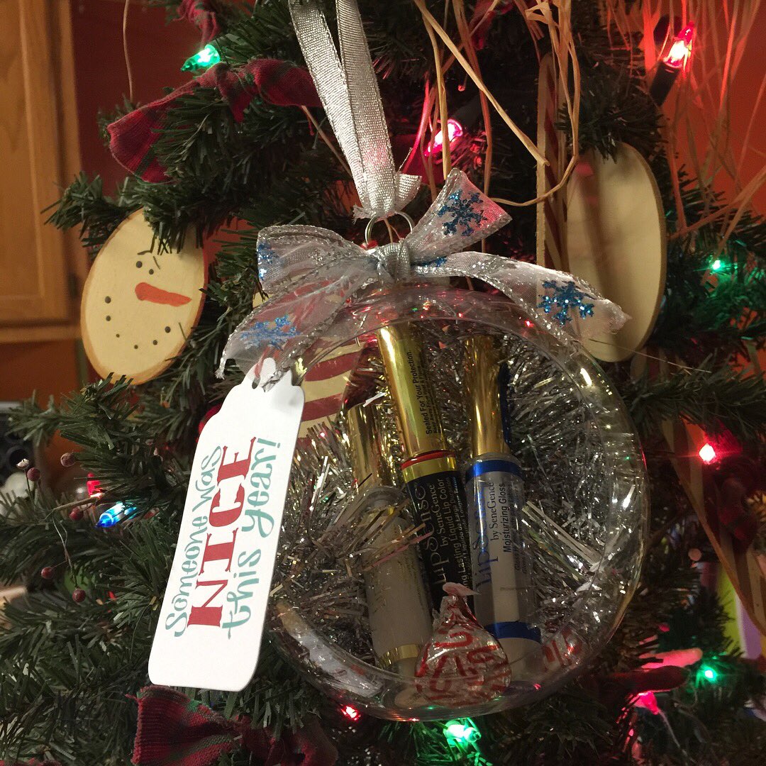 mfarley438772's tweet photo. A gift that's already ready to give!  I have very few of these. Choose from 1.  1 color, 1 gloss, 1 oops for $50 2. 3 Shadowsense colors for $60 or 3. Diamond collection (1 diamond color, 1 diamond gloss and 1 oops) $55. Discount + free ornament! #shopsmall #makeup #lips #deals https://t.co/mZiRPYC21L
