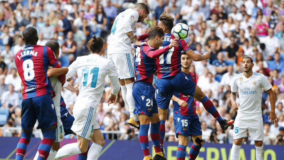 aanitaa_98's tweet photo. Adivinad cuál de las dos jugadas anularon. #RoboAlMalaga #ROBAZO https://t.co/CAH5fKf2BR