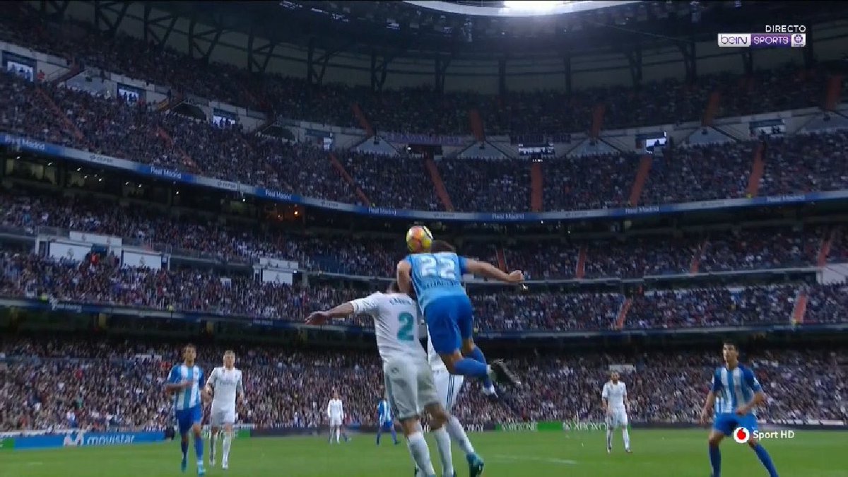 aanitaa_98's tweet photo. Adivinad cuál de las dos jugadas anularon. #RoboAlMalaga #ROBAZO https://t.co/CAH5fKf2BR