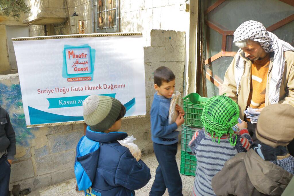 MisafirDernegi's tweet photo. Suriye Doğu Guta’da kuşatma altında kalan Ailelere Ekmek Dağıtımımız Devam ediyor https://t.co/vyve1HVb4r