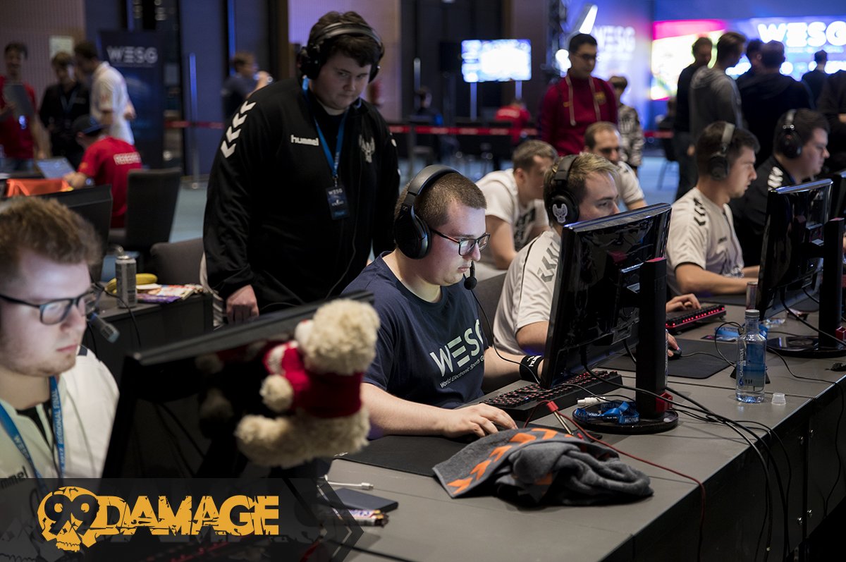 99DAMAGEde's tweet photo. Schaut auf jeden Fall noch beim letzten Spiel des Abends vorbei!
#AGOGaming vs. @FNATIC
🎥https://t.co/WCdeYXzEdN
🎙️@dabootv
📝https://t.co/aXtm9aamQH
✍️by @vdr_F4U
#⃣ #99WESG https://t.co/LmMm047Ioc